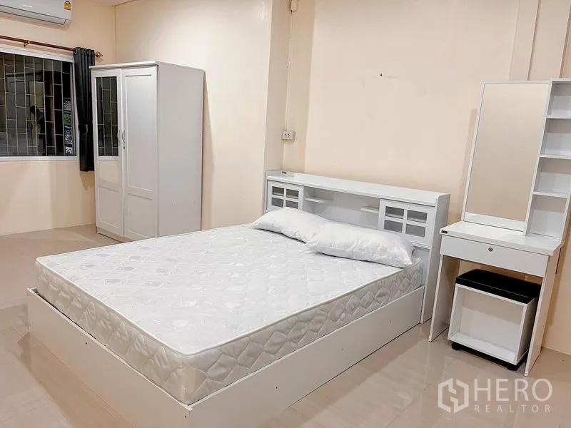 ทาวน์เฮาส์ ให้เช่าในHuai Khwang, Bangkok - ห้องนอนโปร่งพร้อมเฟอร์นิเจอร์สีขาว ตู้เสื้อผ้า และหน้าต่างพร้อมผ้าม่าน