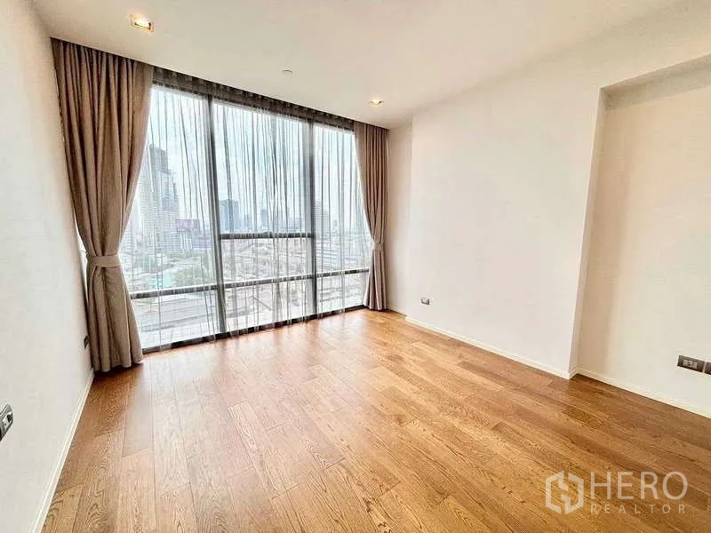 คอนโด ขายในSathon, Bangkok - ห้องนอนปูพื้นไม้ พร้อมกระจกสูงจรดเพดานและวิวเมือง