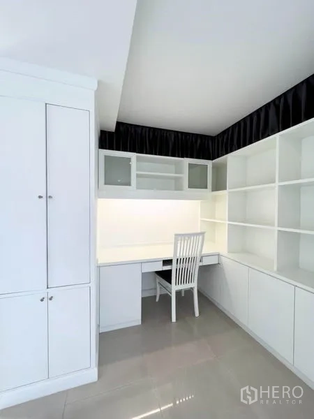 คอนโด ให้เช่าในWatthana, Bangkok - มุมทำงานเฉพาะพร้อมชั้นวางและตู้เก็บของบิวท์อิน พร้อมไฟส่องสว่าง