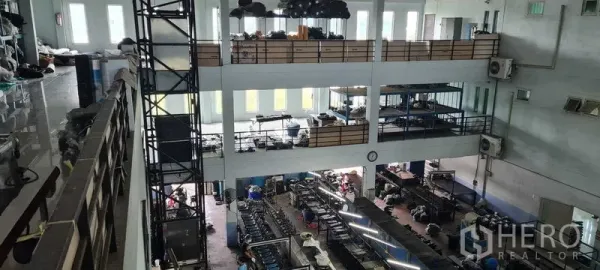 货栈 出租或出售在Bang Phli, Samut Prakan - 多层仓库内部，开放式生产区与中央货梯井道。