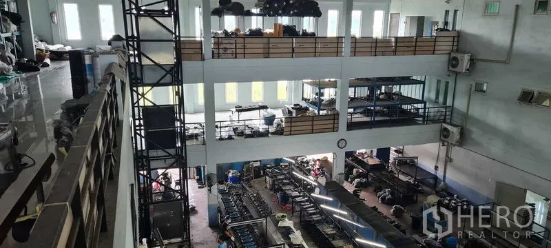 货栈 出租或出售在Bang Phli, Samut Prakan - 多层仓库内部，开放式生产区与中央货梯井道。