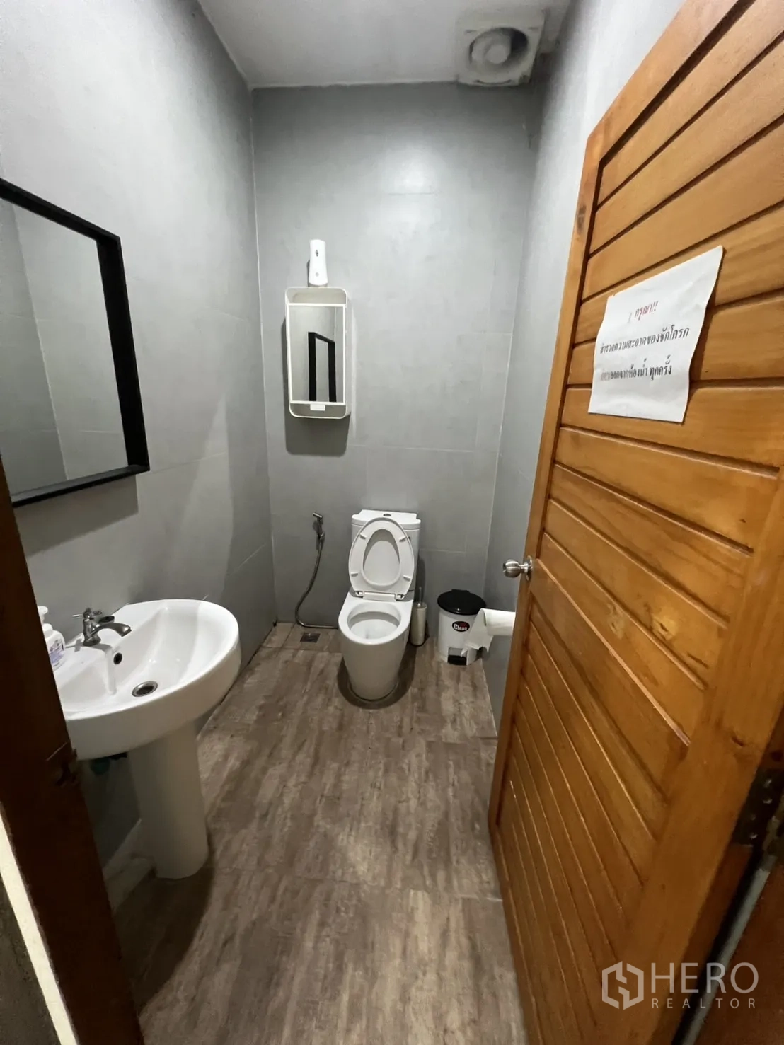 零售空间 出租在Watthana, Bangkok - 整洁的卫生间，立柱洗手盆、马桶与瓷砖地面。