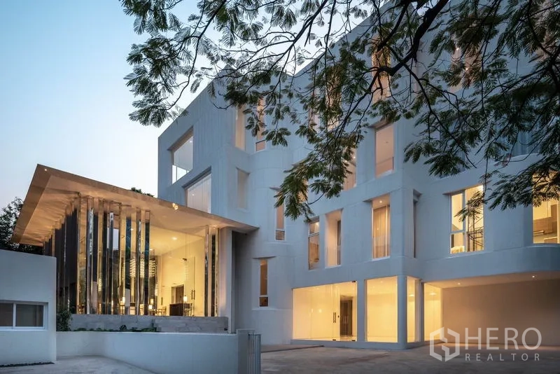 คอนโด ให้เช่าในKhlong Toei, Bangkok - อาคารคอนโดโลว์ไรส์สมัยใหม่ พร้อมล็อบบี้เรืองแสงยามค่ำ