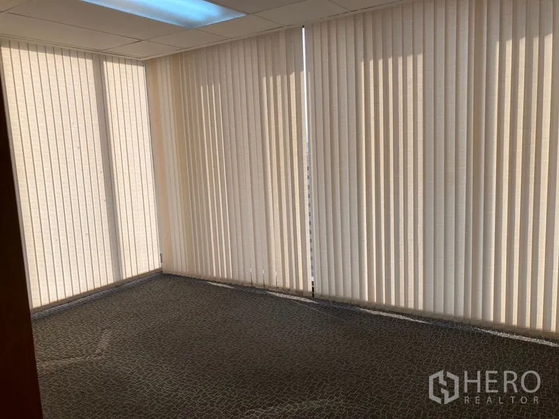 สำนักงาน ให้เช่า - ห้องประชุมเล็ก หน้าต่างสูงเต็มบานติดมู่ลี่แนวตั้ง พื้นพรม