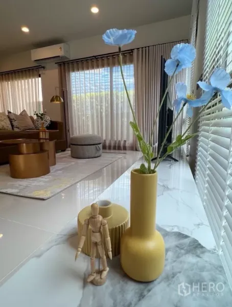 Detached House for rent or sale in Bang Kapi, Bangkok - Close-up of marble-top console with decorative vases overlooking the sunlit living space.