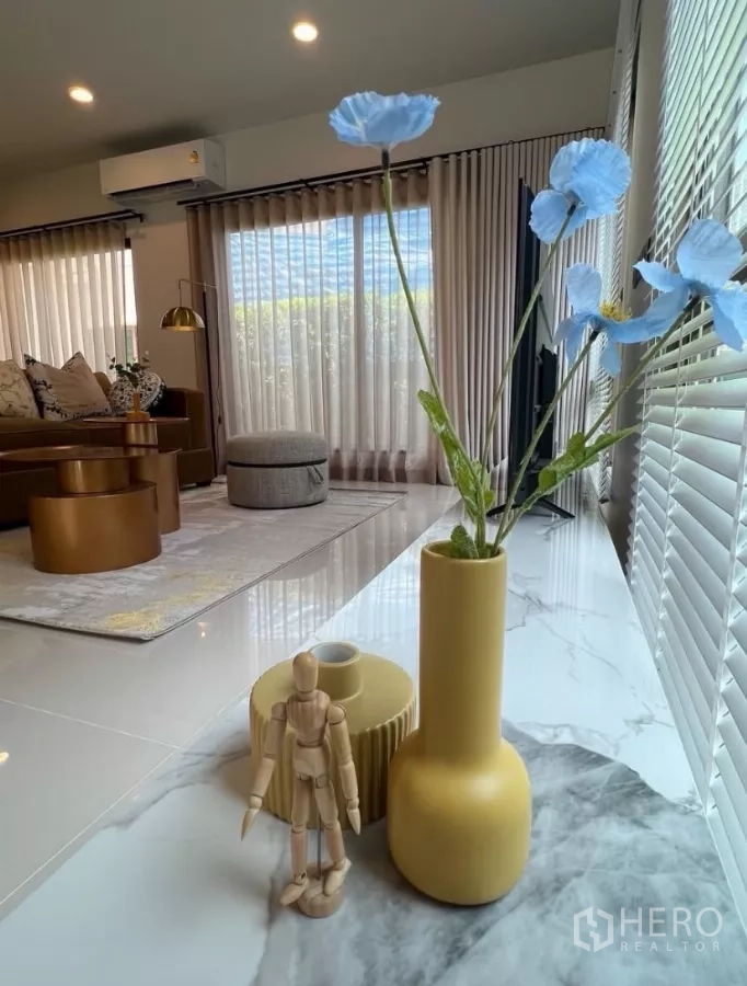 Detached House for rent or sale in Bang Kapi, Bangkok - Close-up of marble-top console with decorative vases overlooking the sunlit living space.