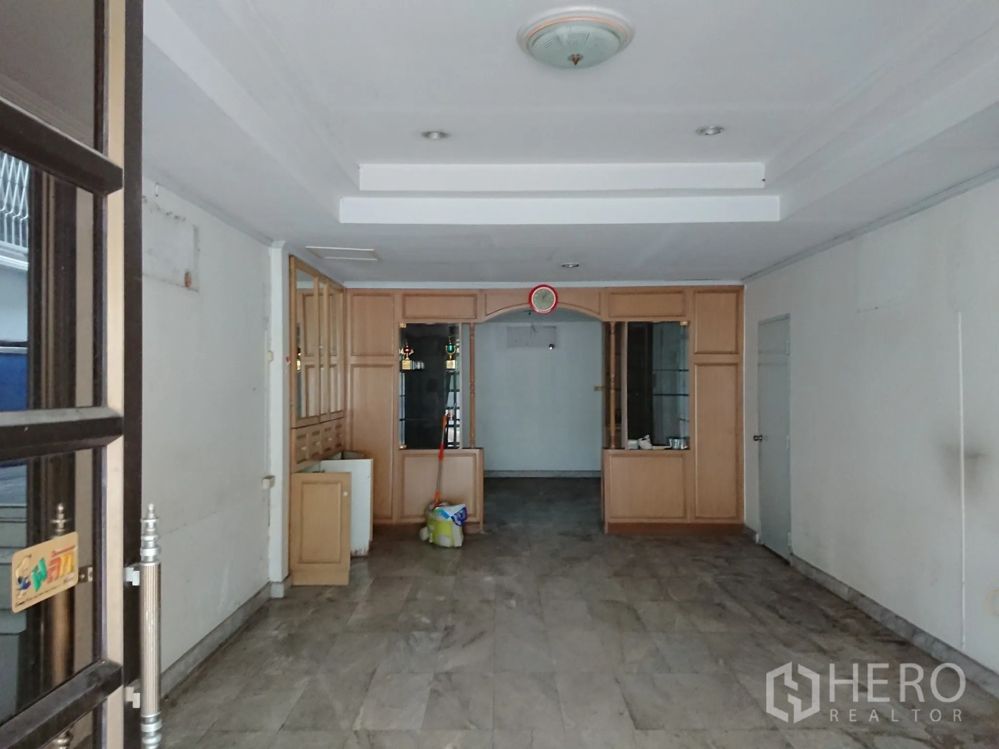 บ้าน ขายในChatuchak, Bangkok - ห้องชั้นล่าง พร้อมตู้บิวท์อินและซุ้มตกแต่ง