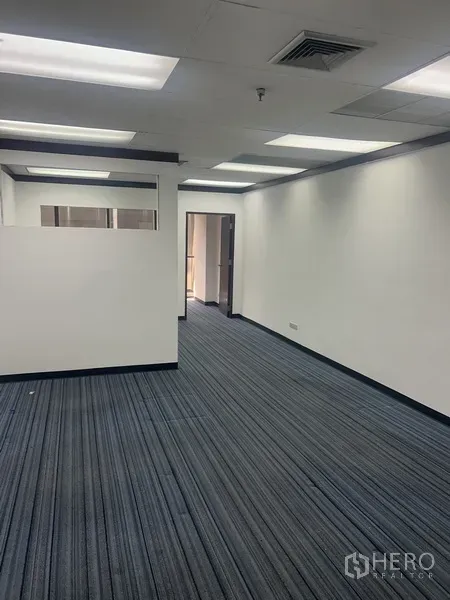 办公空间 出租在Pathum Wan, Bangkok - 46平米开放式办公室，条纹地毯、白色墙面、吊顶灯及局部分隔。