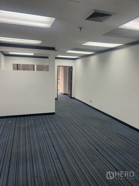 办公空间 出租在Pathum Wan, Bangkok - 46平米开放式办公室，条纹地毯、白色墙面、吊顶灯及局部分隔。