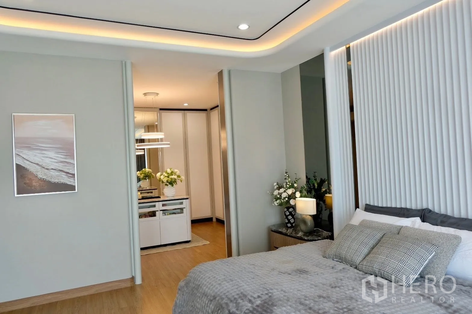 Semi-detached House for sale in Prawet, Bangkok - Generous walk-in wardrobe with mirrors and a ring pendant light.