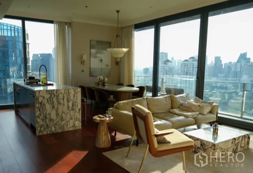 公寓 出租或出售在Watthana, Bangkok - 开放式客餐厅与大理石中岛厨房，城市景观。