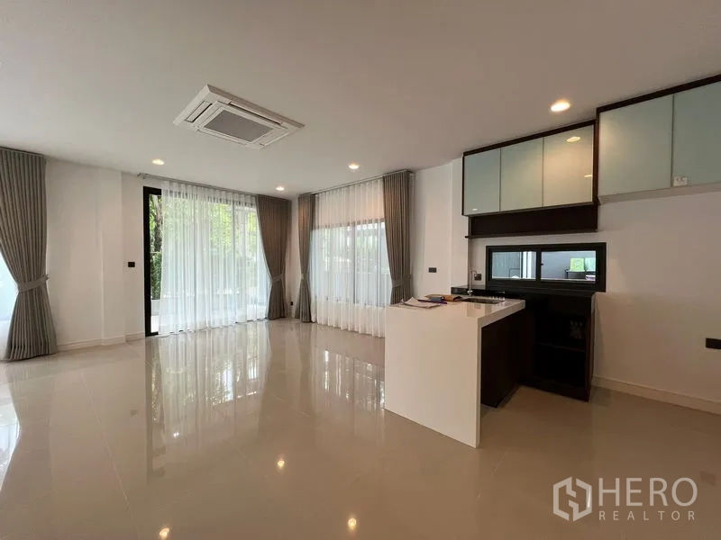 Detached House for rent in Bang Kapi, Bangkok - Bright family area with pantry island and ceiling cassette air-conditioning.