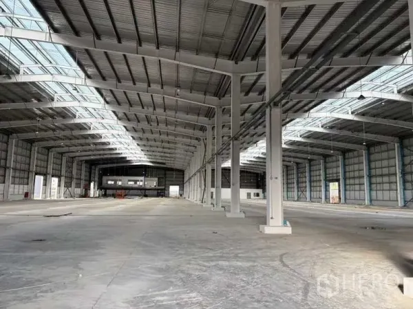 โรงงาน ให้เช่าในRayong - พื้นโรงงานโล่ง ช่องรับแสงบนหลังคาและช่องจอดขนถ่ายสินค้า