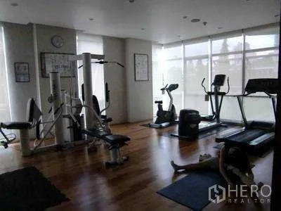 คอนโด ให้เช่าหรือขายในWatthana, Bangkok - ฟิตเนสคอนโดพร้อมลู่วิ่ง จักรยาน และอุปกรณ์เวท ใกล้หน้าต่างบานใหญ่