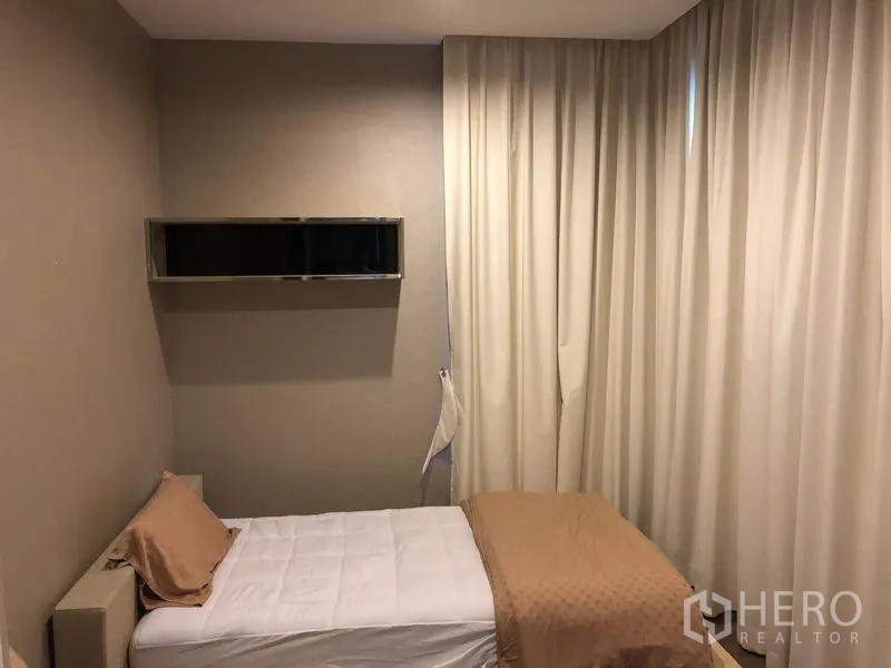 คอนโด ให้เช่าในPhra Khanong, Bangkok - ห้องนอนรองอบอุ่น เตียงเดี่ยว และผ้าม่านทึบแสงเต็มความสูง