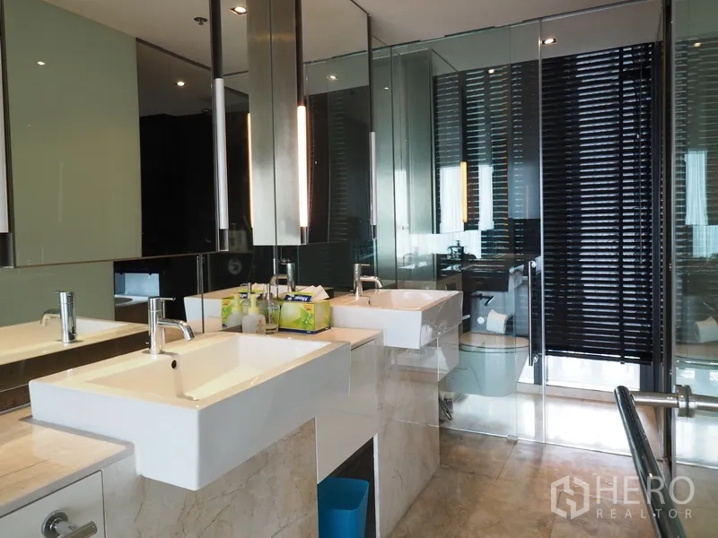 คอนโด ให้เช่าในSathon, Bangkok - ห้องน้ำหรู อ่างล้างหน้าคู่ กระจกบานใหญ่ และส่วนอาบน้ำกระจก