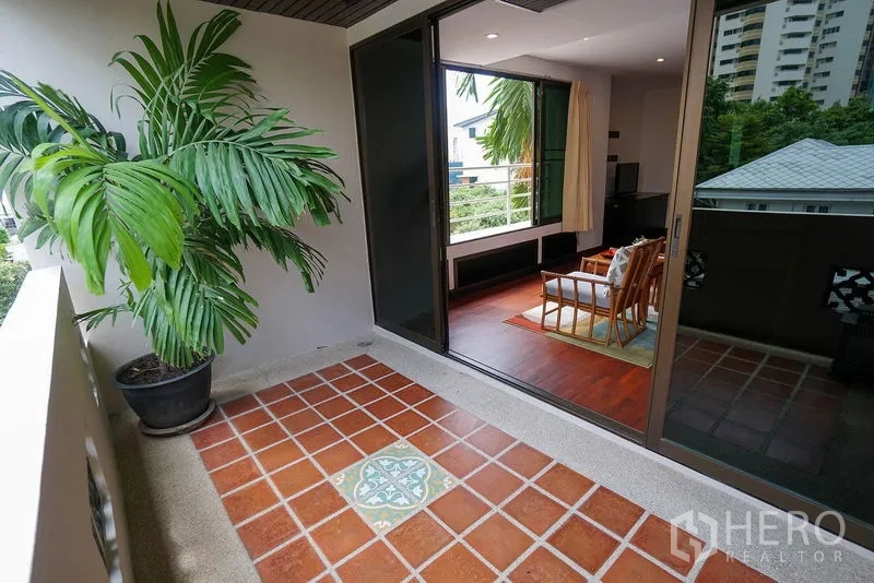 อพาร์ทเมนท์ ให้เช่าในWatthana, Bangkok - ระเบียงส่วนตัวของห้องนอนปูกระเบื้องดินเผา ข้างประตูกระจกเต็มบาน