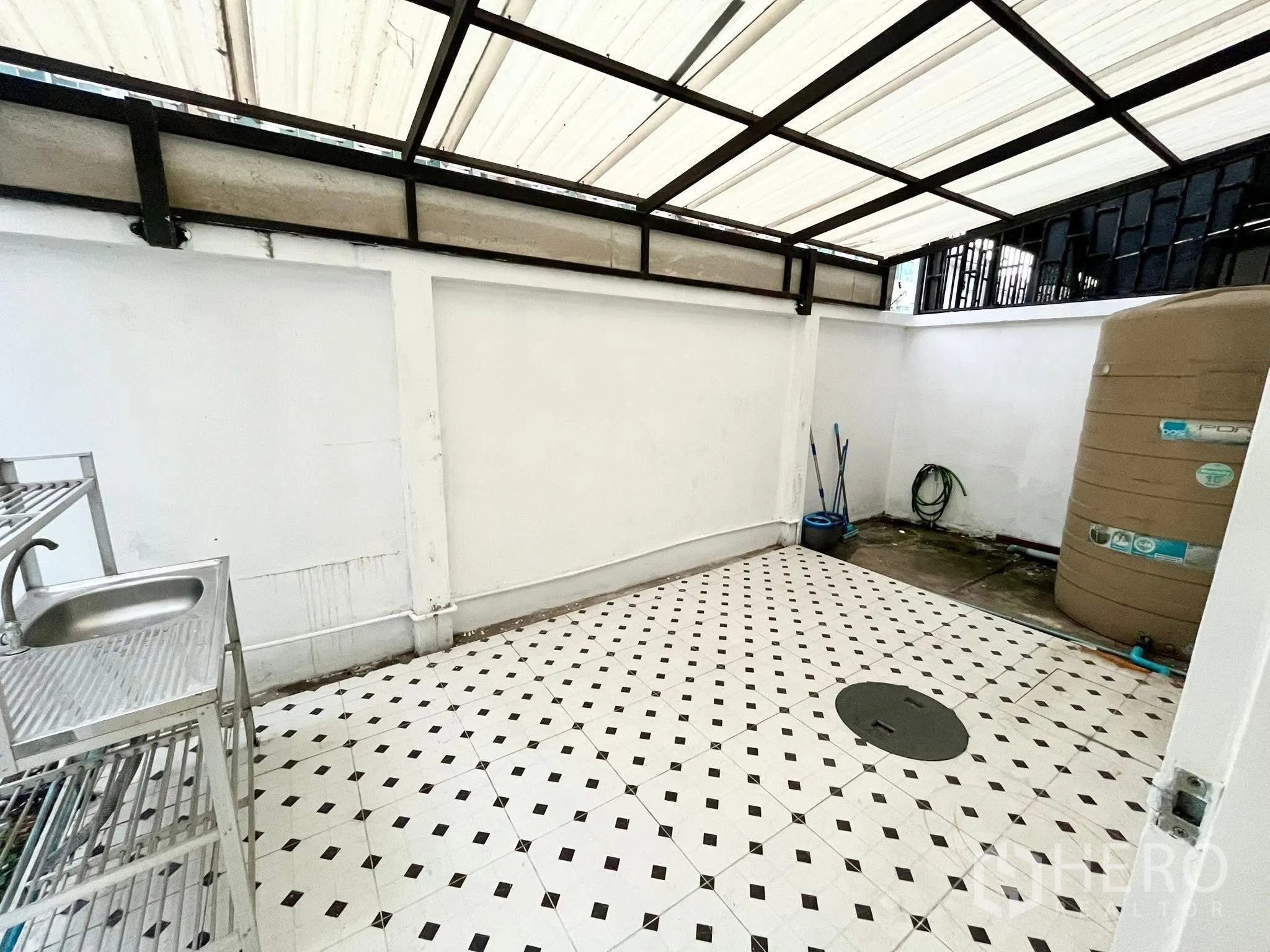 Home Office for rent in Bueng Kum, Bangkok - Covered tiled backyard with water tank, utility sink and storage rack