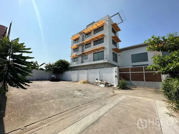 คลังสินค้า ให้เช่าในPhra Khanong, Bangkok - ลานด้านหน้ากว้างสำหรับจอดรถและกลับรถหน้าตัวอาคารสำนักงานและโกดัง