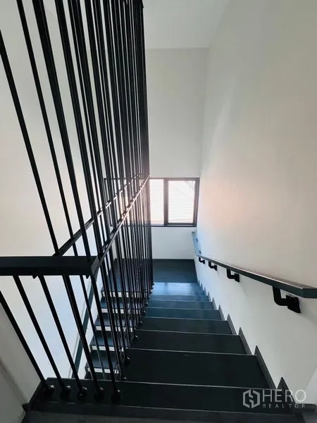 สำนักงานที่บ้าน ขายในBang Khen, Bangkok - ภาพใกล้ของบันได โครงราวเหล็กแนวตั้งและแสงธรรมชาติจากหน้าต่าง