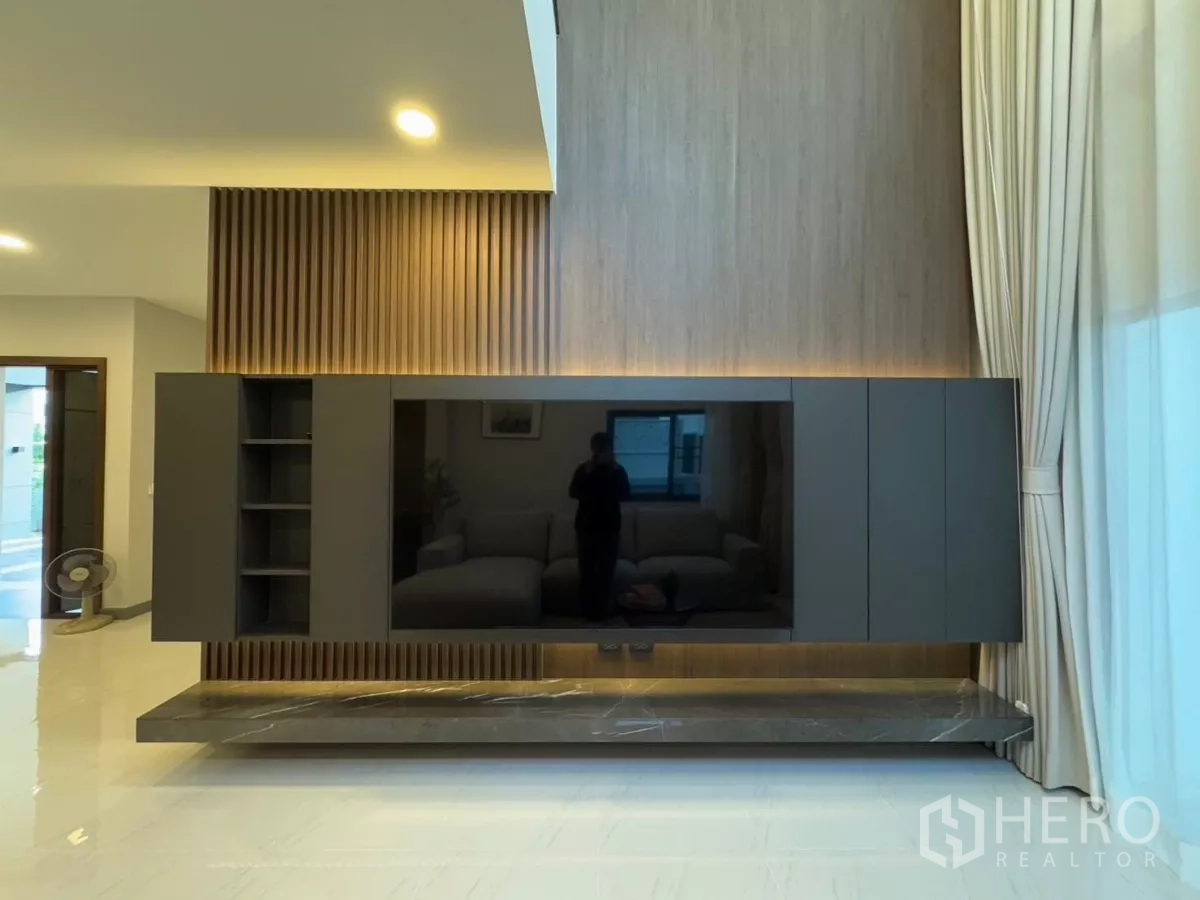 Detached House for rent in Bang Phli, Samut Prakan - Built-in media wall with large TV and wood slat feature in the living area