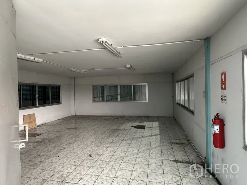 คลังสินค้า ให้เช่าในMueang Samut Prakan, Samut Prakan - พื้นที่สำนักงานชั้นบน ปูกระเบื้อง มีหน้าต่างรอบด้าน และติดตั้งถังดับเพลิง