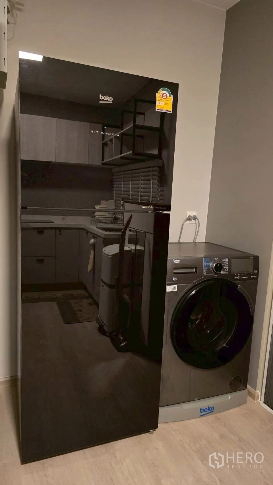 Semi-detached House for rent in Prawet, Bangkok - Laundry and appliance nook with large refrigerator and front-load washing machine.