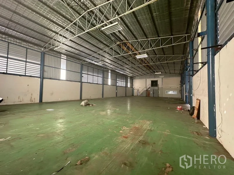 คลังสินค้า ให้เช่าในSaphan Sung, Bangkok - พื้นที่ทำงานชั้นสอง ข้างบันไดสเตนเลสและหน้าต่าง