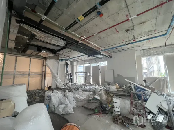 零售空间 出租 - 二层宽敞商铺内部，裸露风管与管线，正在施工。