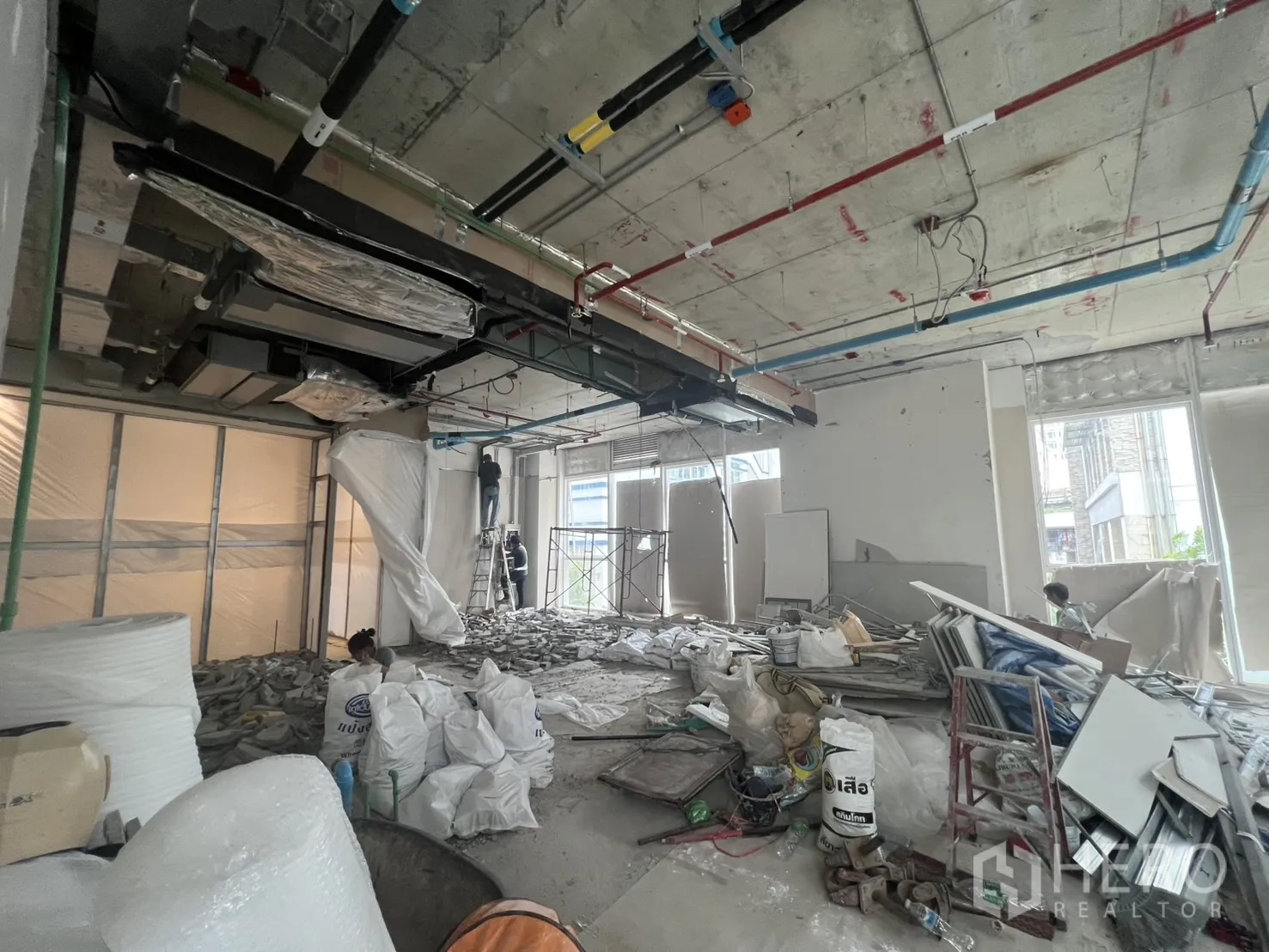 零售空间 出租 - 二层宽敞商铺内部，裸露风管与管线，正在施工。