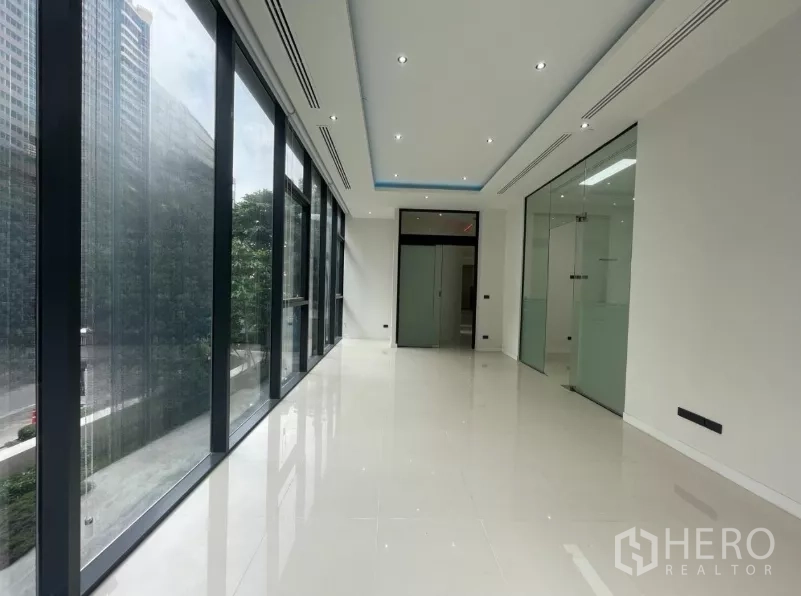 零售空间 出租 - 走廊式开放空间，玻璃隔间与临街窗户。