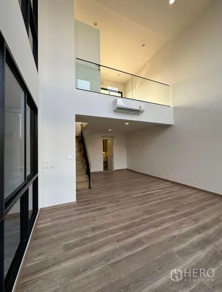 联排别墅 出租在Yan Nawa, Bangkok - 挑高客厅，带夹层与木地板