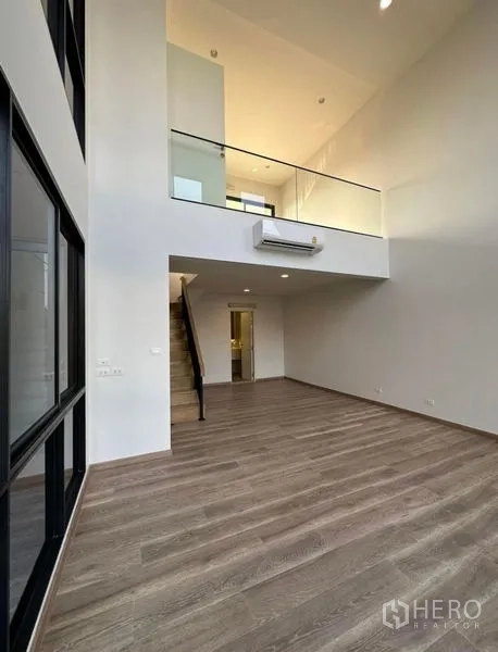 联排别墅 出租在Yan Nawa, Bangkok - 挑高客厅，带夹层与木地板