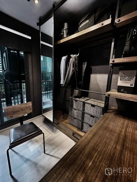 คอนโด ขายในPathum Wan, Bangkok - ตู้เสื้อผ้าบิลท์อินพร้อมลิ้นชักและเก้าอี้ทำงานใกล้ระเบียง