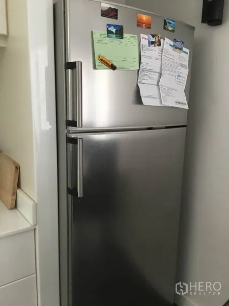 คอนโด ให้เช่าในWatthana, Bangkok - ตู้เย็นสแตนเลสแบบสองประตูในครัวขนาดกะทัดรัด