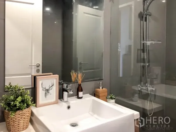 คอนโด ให้เช่าในBang Rak, Bangkok - ห้องน้ำสมัยใหม่ อ่างล้างหน้าทรงสี่เหลี่ยม และตู้กระจกกั้นอาบน้ำพร้อมก๊อกดีไซน์.