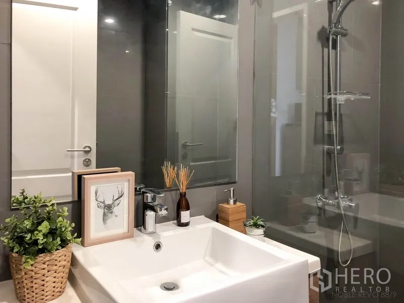 คอนโด ให้เช่าในBang Rak, Bangkok - ห้องน้ำสมัยใหม่ อ่างล้างหน้าทรงสี่เหลี่ยม และตู้กระจกกั้นอาบน้ำพร้อมก๊อกดีไซน์.