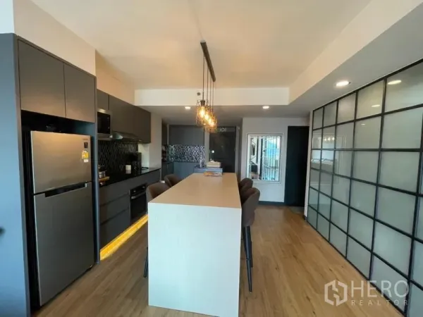 公寓 出售在Chatuchak, Bangkok - 全配厨房，含大冰箱、嵌入式烤箱与可坐四人的长中岛。