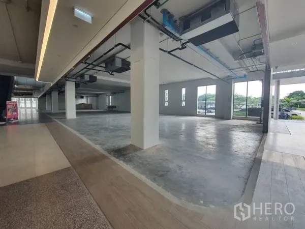 零售空间 出租在Bang Khun Thian, Bangkok - 开放式店面，水泥地面，落地玻璃临停车区与入口