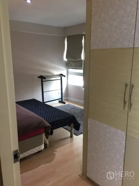 คอนโด ให้เช่าในKhlong Toei, Bangkok - ห้องนอนที่สองพร้อมตู้เสื้อผ้า ม่านบังแสง และพื้นไม้สีอ่อน