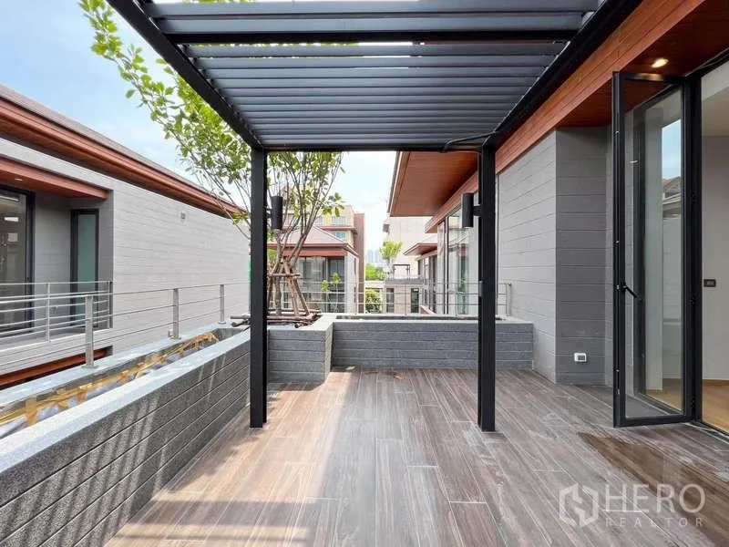 บ้าน ขายในYan Nawa, Bangkok - เทอเรซกลางบ้านพร้อมซุ้มระแนง พื้นกระเบื้องลายไม้