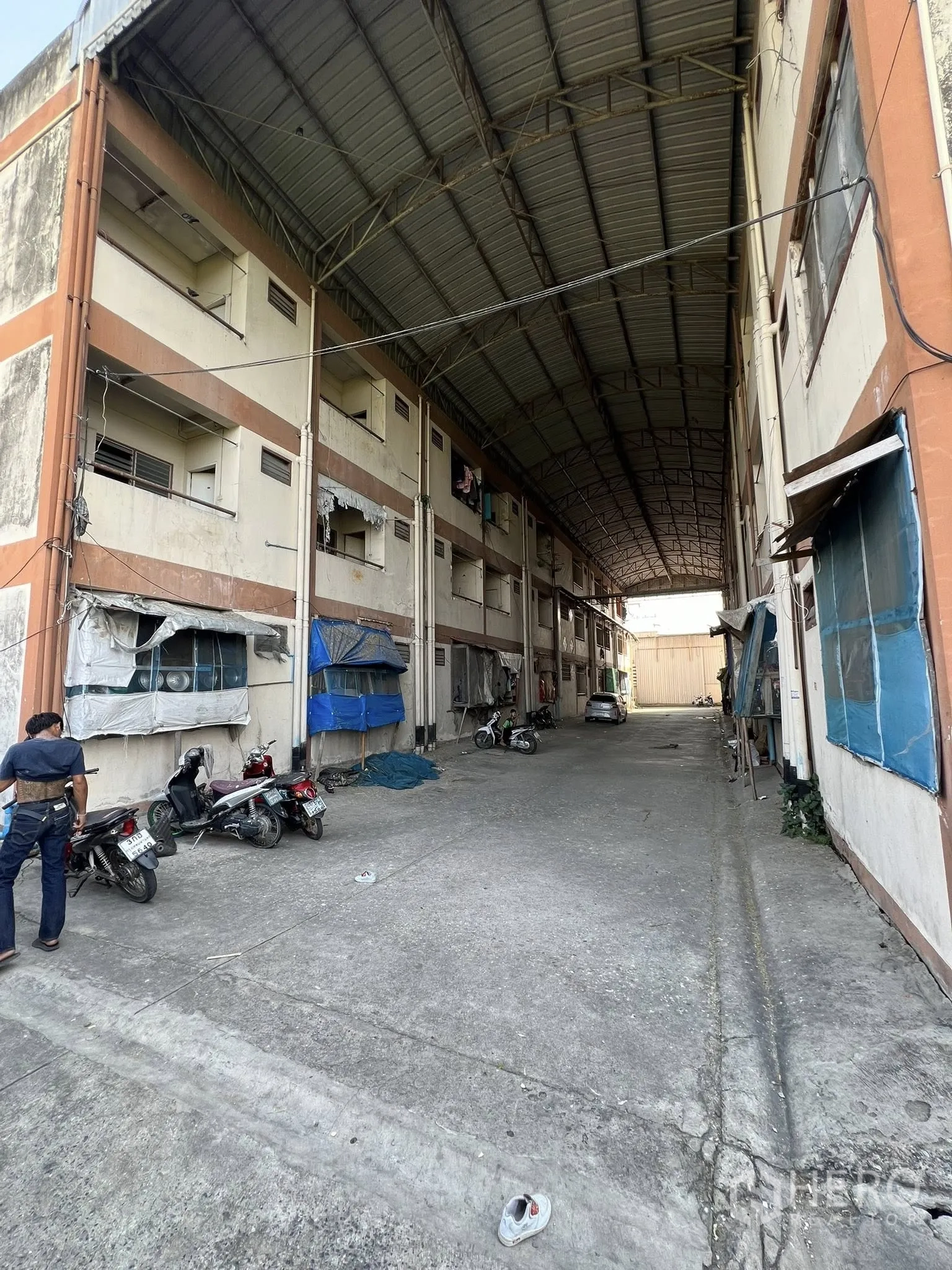 工厂 出租或出售在Sai Noi, Nonthaburi - 员工宿舍楼，中央有覆盖通道