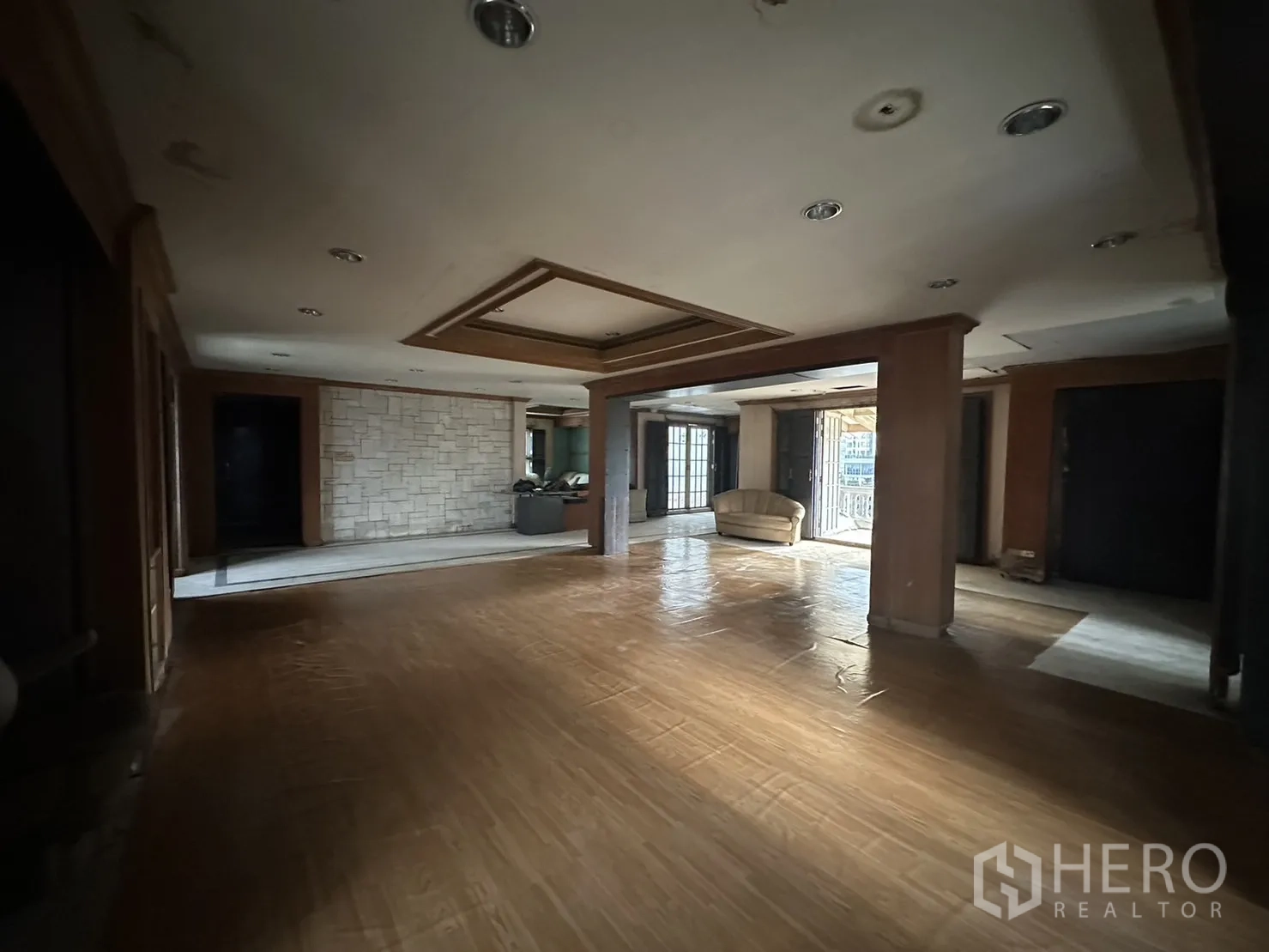 สำนักงานที่บ้าน ให้เช่าในHuai Khwang, Bangkok - พื้นที่ทำงานเปิดโล่ง ฝ้าเพดานดีไซน์ ผนังหิน และแสงธรรมชาติ