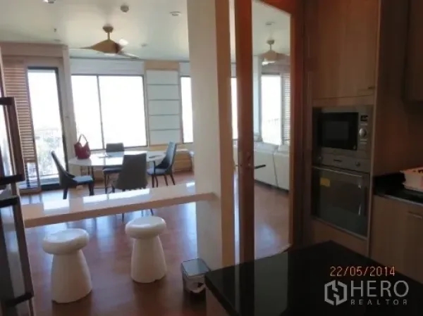 公寓 出租在Bang Rak, Bangkok - 从厨房望向采光充足的餐客区，大幅窗户景观。