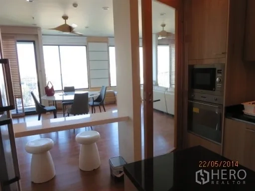 公寓 出租在Bang Rak, Bangkok - 从厨房望向采光充足的餐客区，大幅窗户景观。