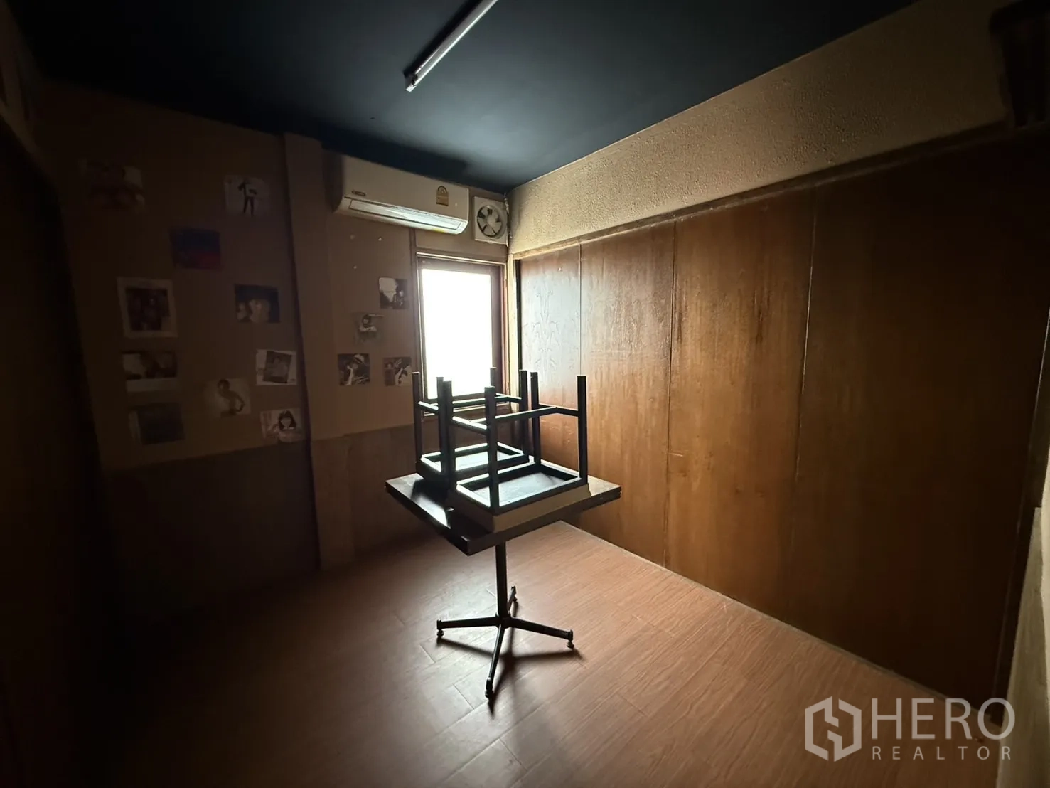 独立式住宅 出租在Watthana, Bangkok - 紧凑多功能房，木质墙面与窗户