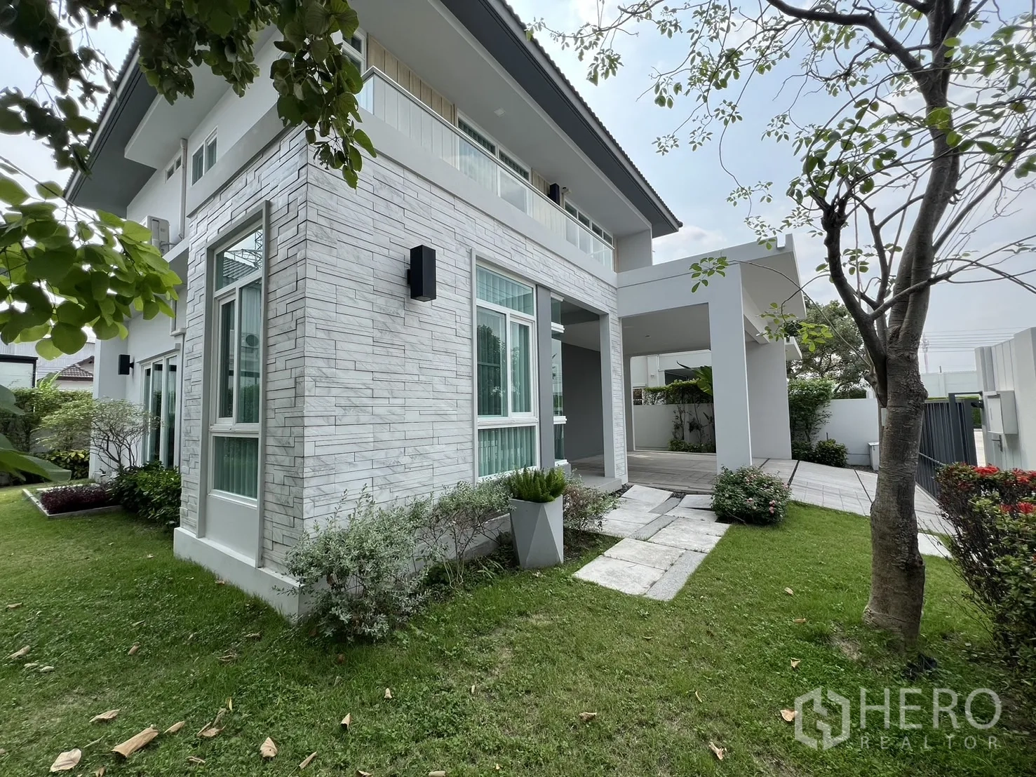 独立式住宅 出租在Prawet, Bangkok - 转角外立面贴石材，环绕式草坪。