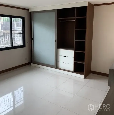 Home Office for rent - Bright room with built-in sliding wardrobe and window, ideal for a private office or manager’s room.