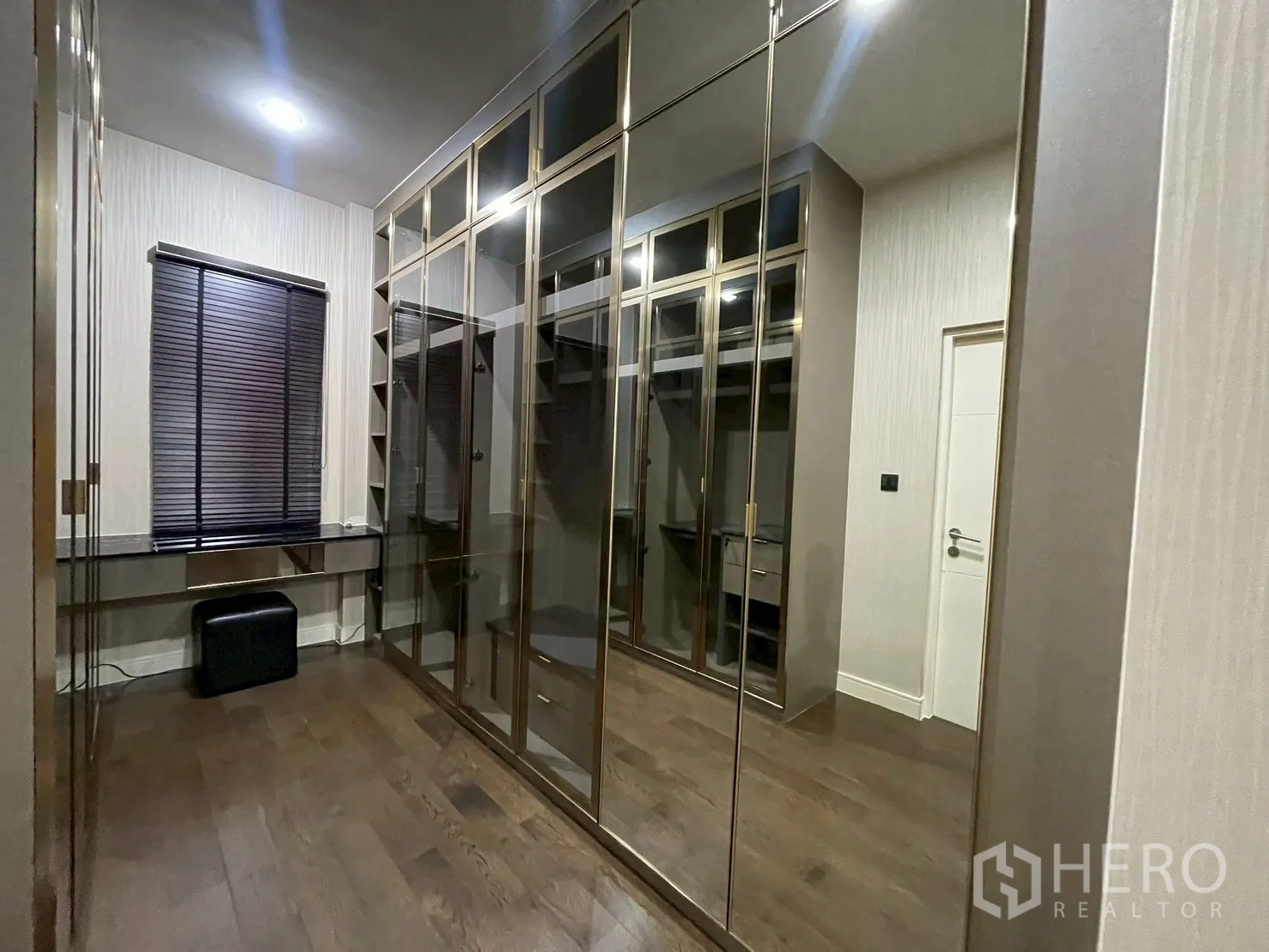 Detached House for rent in Bang Kapi, Bangkok - Mirrored wardrobes lining a walk-in closet with wood flooring.
