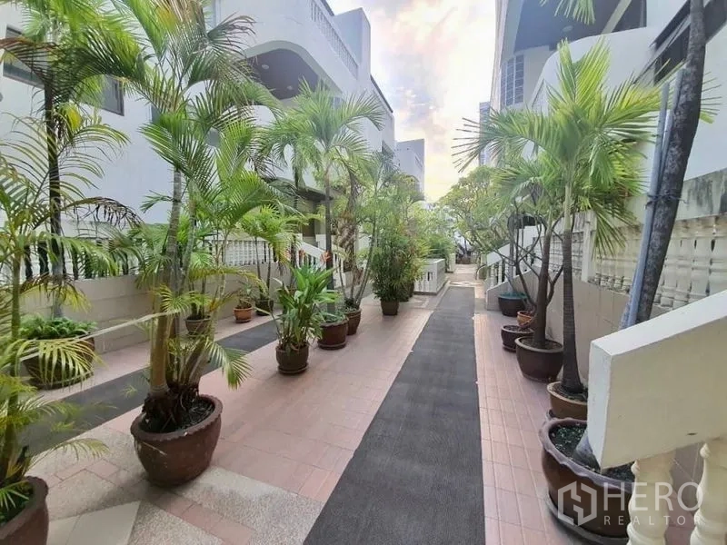 ทาวน์เฮาส์ ให้เช่าในSathon, Bangkok - ทางเดินระหว่างบล็อกทาวน์เฮ้าส์ ร่มรื่นด้วยปาล์มในกระถางเรียงราย